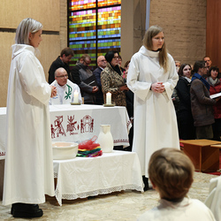 Die Pastoralreferentinnen Ines Kvar und Anja Asel gestalten gemeinsam mit den Minis die Zeichenhandlung zur Fußwaschung.